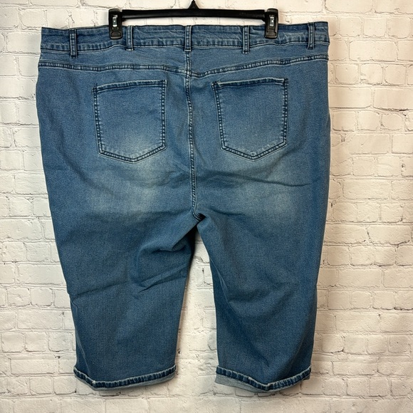 BloomChic Medium Wash Roll Hem Denim Capri Jeans Plus Size 26 (4X) & 16 (1X) - Picture 6 of 8